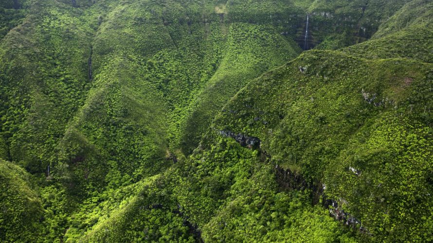 Gole profonde e maestose cascate completano il paesaggio