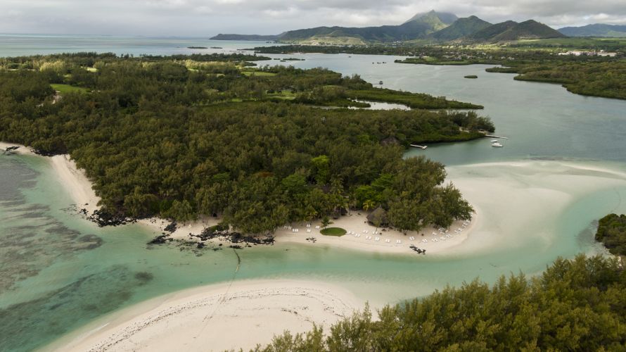 The numerous beaches on the Ile aux Cerfs make different activities possible