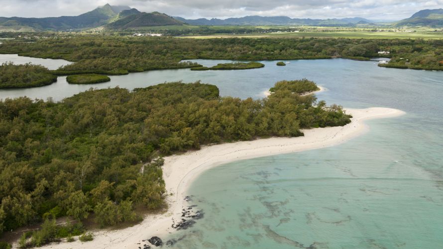 La Ile aux Cerfs è situata al largo di Mauritius ed è circondata da acque calme e basse
