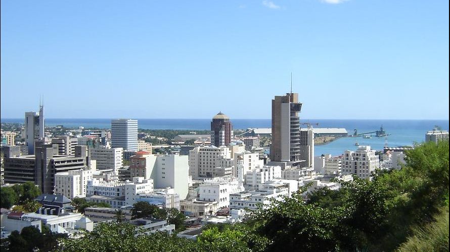 Lo skyline e il porto di Port Louis