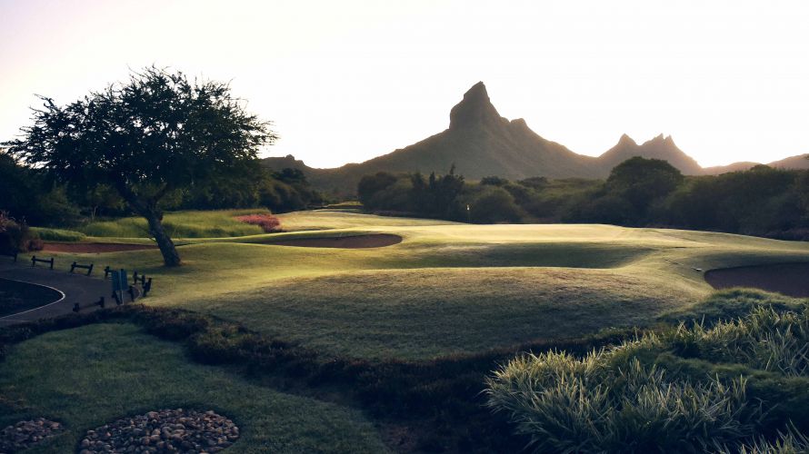 Giocare a golf al Tamarina Golf Club di mattina presto è un'esperienza mozzafiato